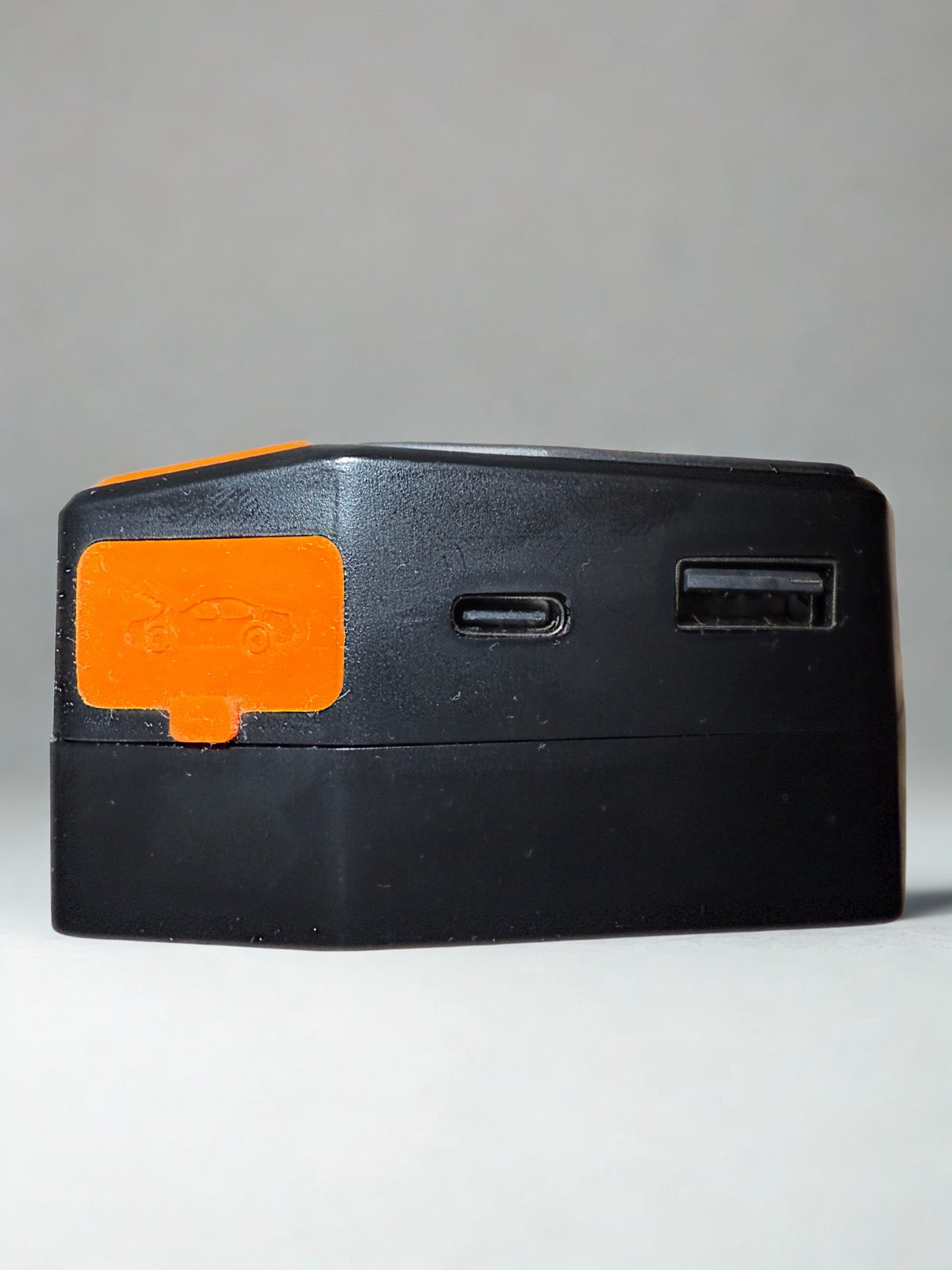 „Jump Starter За Автомобил – Компактно Аварийно Стартиращо Устройство С Power Bank“